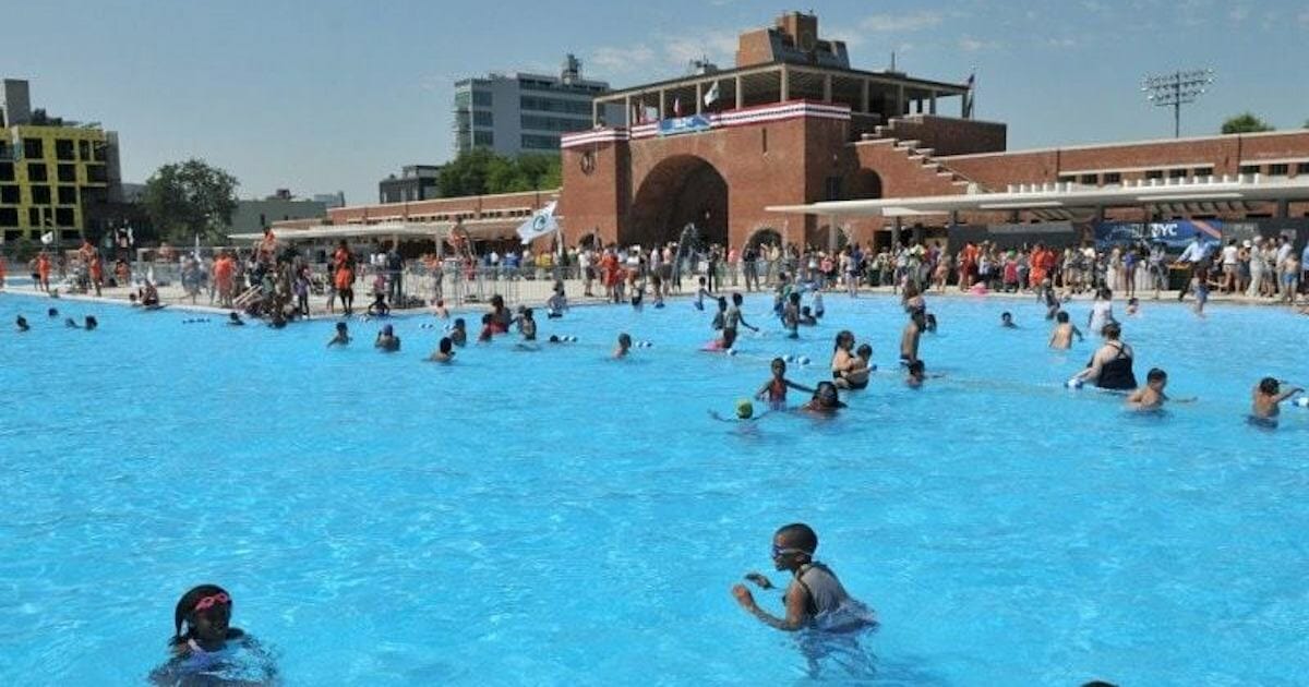 רופאה חושפת: יש 30 עד 100 מ"ל של שתן בממוצע לאדם בתוך בריכות ציבוריות