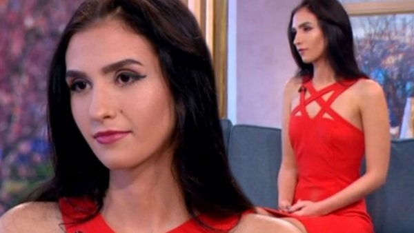 אף אחד לא האמין שהאישה הזו בת 50, ואז היא חשפה את הסוד שהיא עושה בכל בוקר