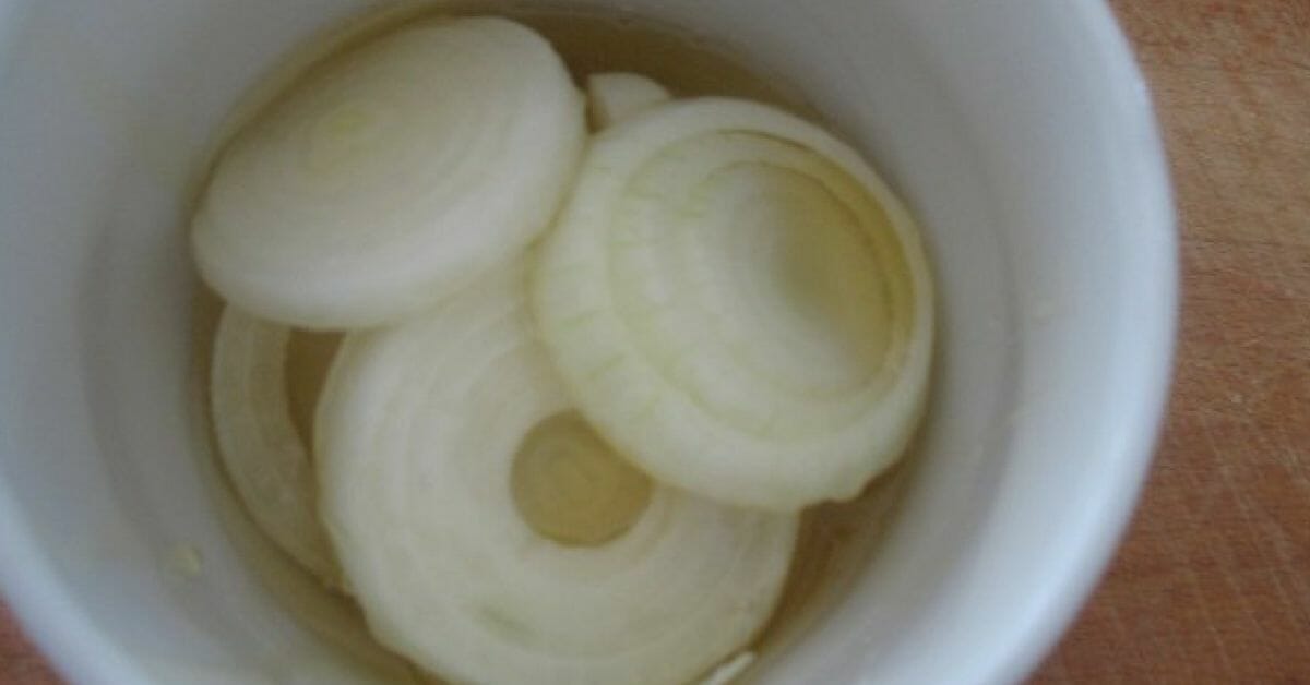 מדוע אתם תמיד חייבים להשאיר קערת בצל ליד המיטה: הסיבה לא מטורפת כמו שאתם חושבים