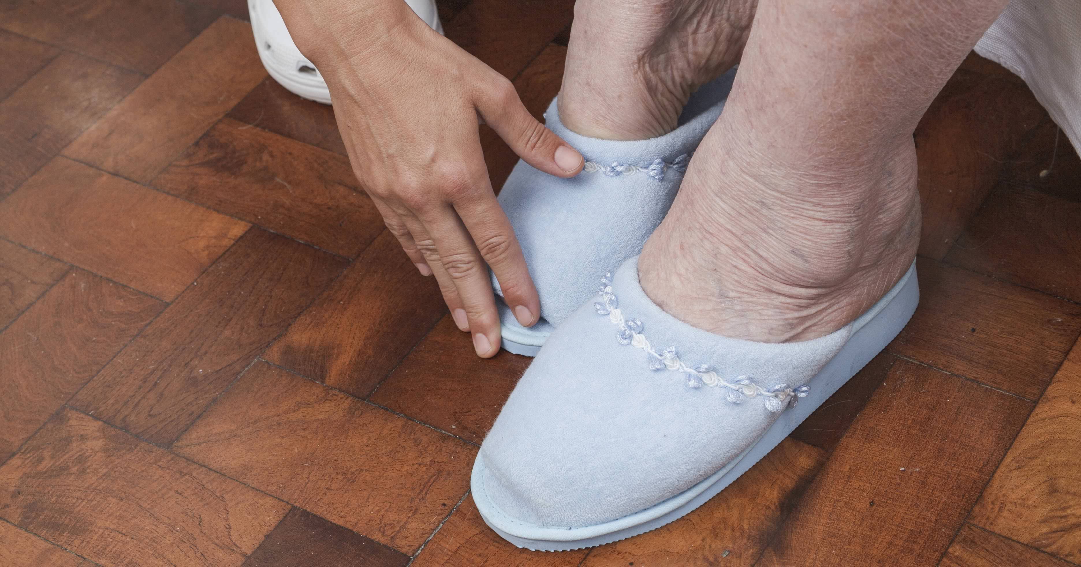 Почему отекает пожилой человек. Обувь для отекших ног для пожилых. Обувь для пожилых женщин с больными ногами. Тапочки для больных отечных ног. Тапочки для больных пожилых ног.