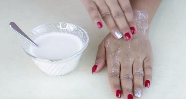 חברה שלי מרחה את זה על כפות הידיים וחיכתה 15 דקות – וכל הקמטים שלה נעלמו!