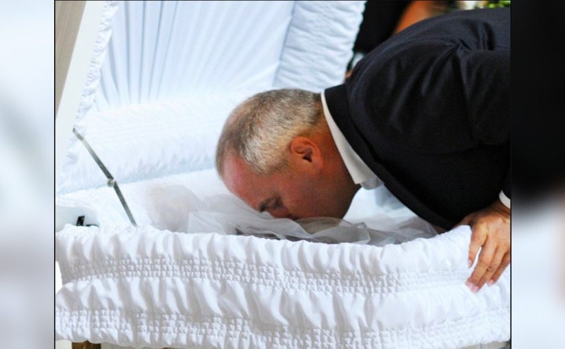 רופאים מזהירים: מדוע אסור לעולם לנשק אדם שזה עתה נפטר