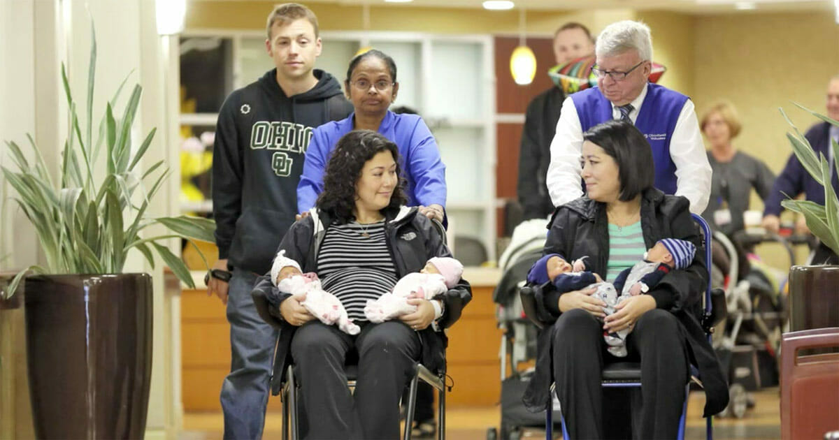 אחיות ילדו תאומים באותו היום, רק כדי שהמשפחה תגלה את האמת על מי האבא