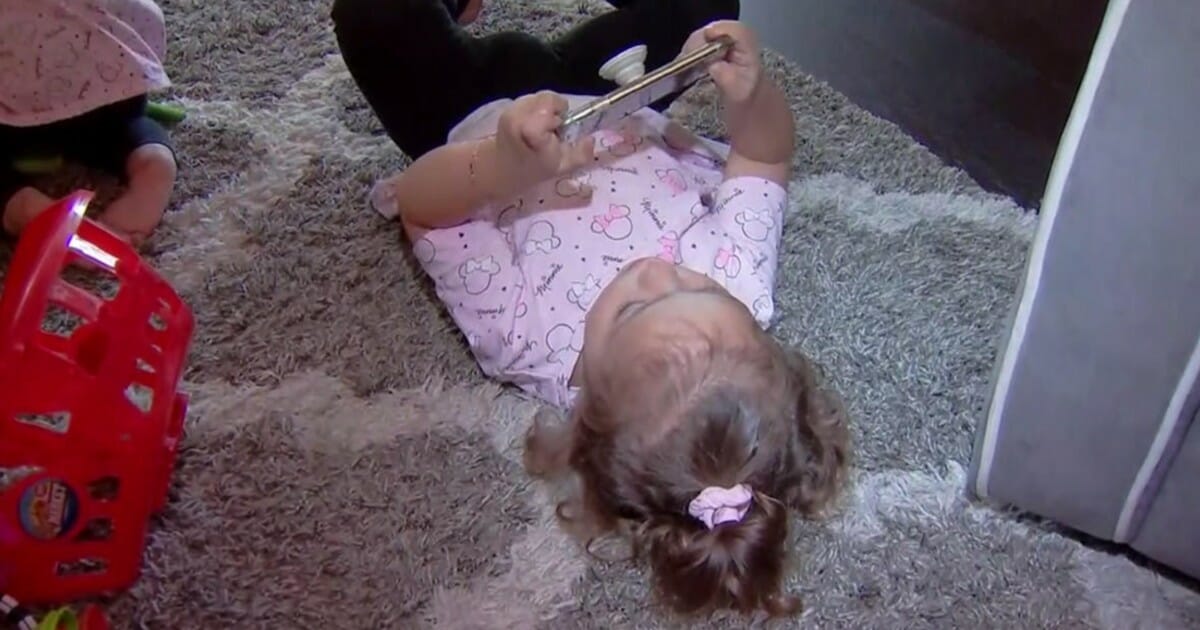 אמא נתנה לבתה הפעוטה לשחק עם הטלפון הנייד שלה – כמה ימים אחר כך ספה בשווי 430 דולר חיכתה לה מחוץ לבית