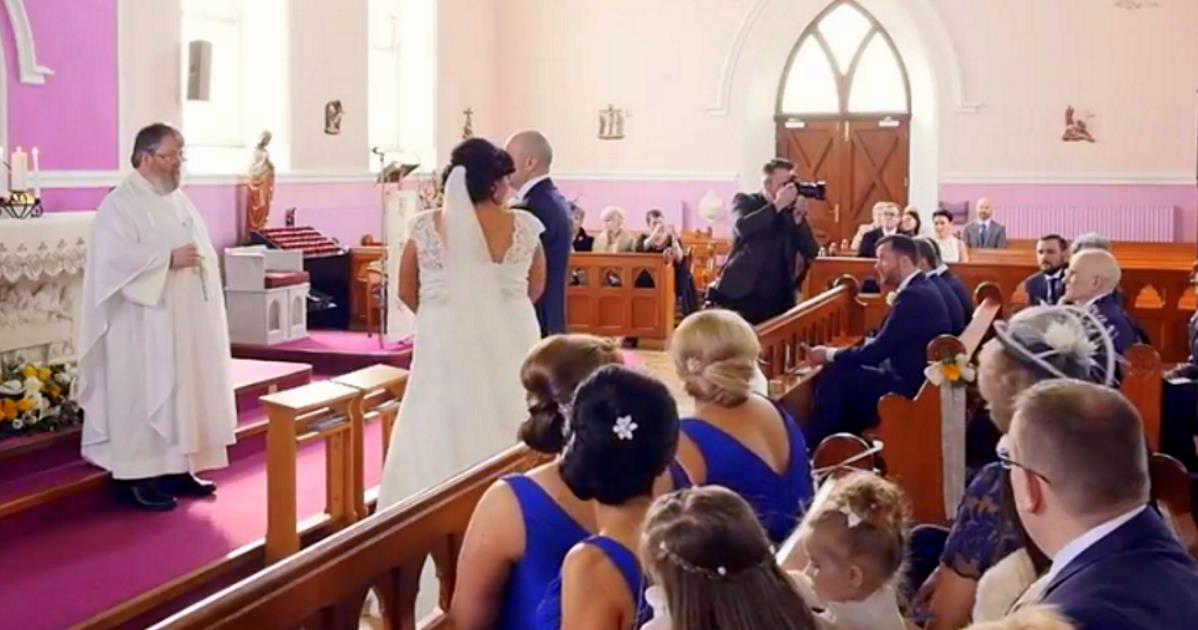 טקס החתונה התעכב בגלל קול שהגיע מאחור – הכלה הסתובבה ולא הצליחה לעצור את הדמעות