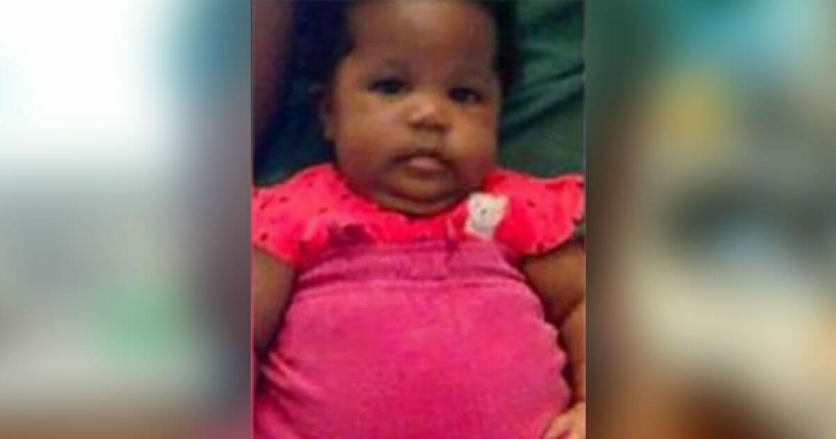 אמא השאירה את התינוקת שלה עם נערה בת 15 לכמה דקות: שניות אחר כך היא קיבלה תמונה ונשברה לרסיסים