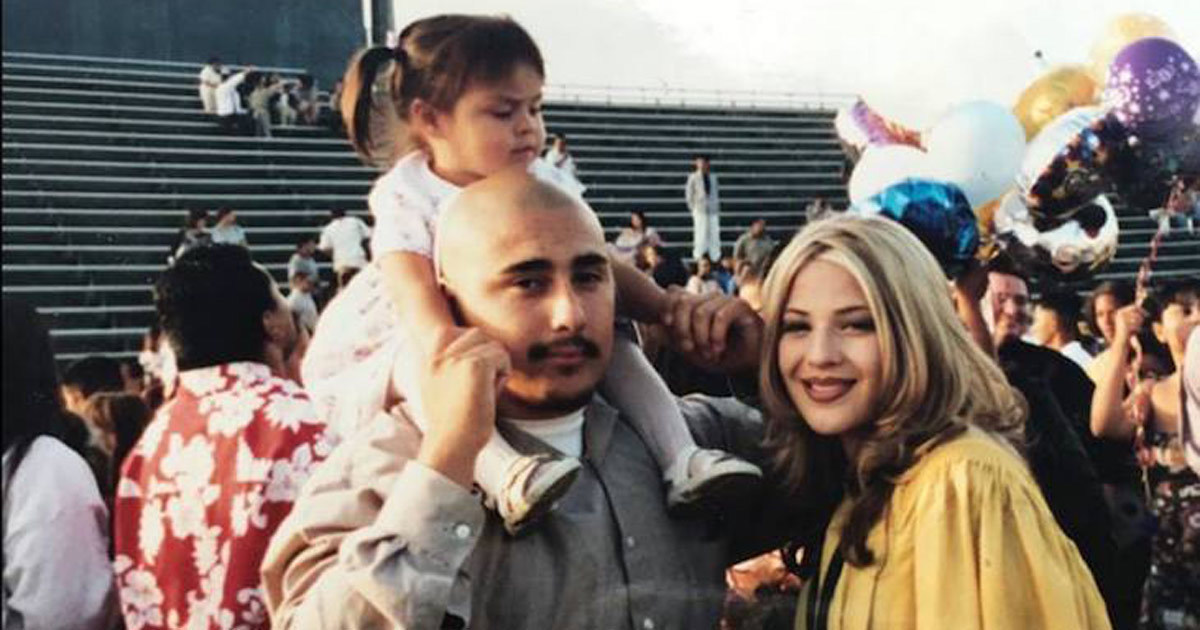 ילדה הצטלמה עם ההורים הנערים שלה – 17 שנים אחר כך היא הסתכלה מקרוב וחשפה את האמת