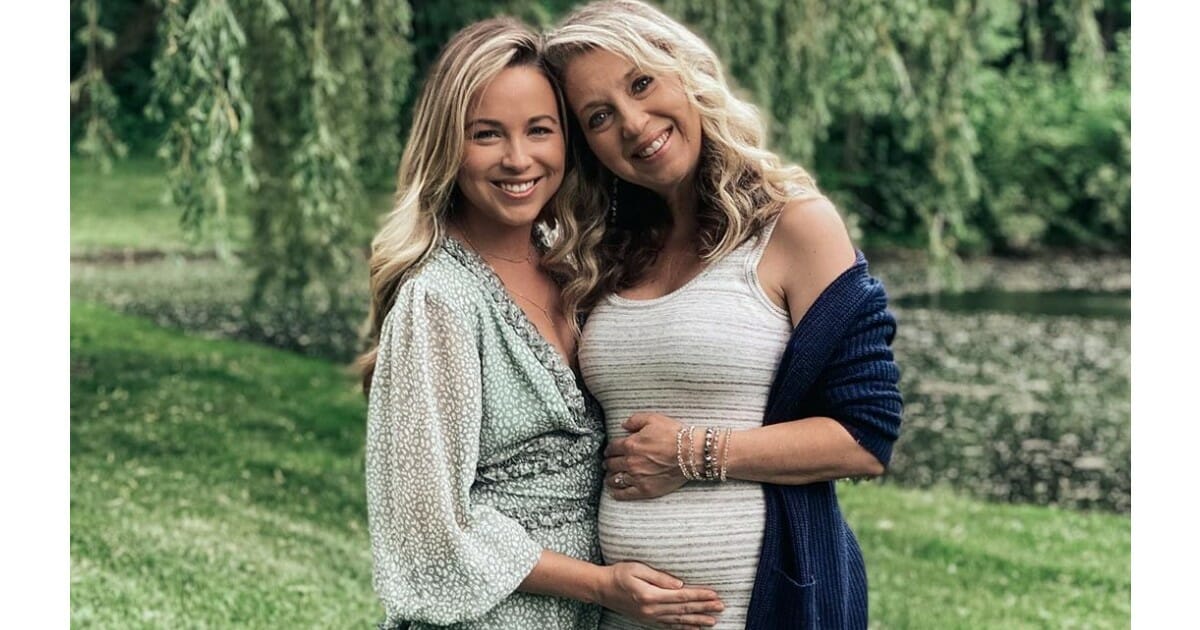 אמא בת 51 נכנסה להריון עם הנכדה הראשונה שלה אחרי שביתה לא יכלה להיכנס להריון