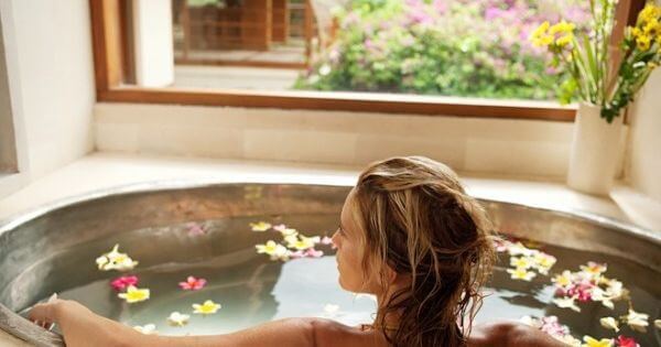 עשו לעצמכן ספא בבית: אמבטיית DIY שתנקה את הגוף שלכן מרעלים, ותעלים כאבים וטפילים
