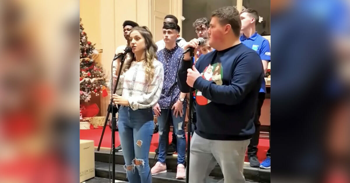 2 נערים החלו לשיר דואט, אבל כשהנערה פתחה את הפה, הנער נותר בשוק מהקול שלה