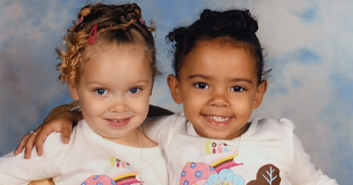 לתאומות יש צבע עור שונה, אז מורים האשימו את אמא שלהן שהיא משקרת שהן אחיות