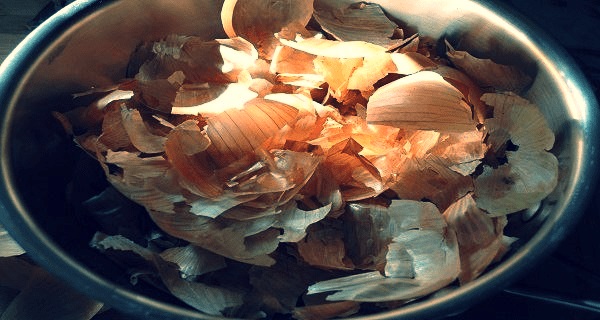 אל תזרקו את קליפת הבצל: אלו הדברים המדהימים שיקרו לגוף שלכם אם תוסיפו אותה לאוכל