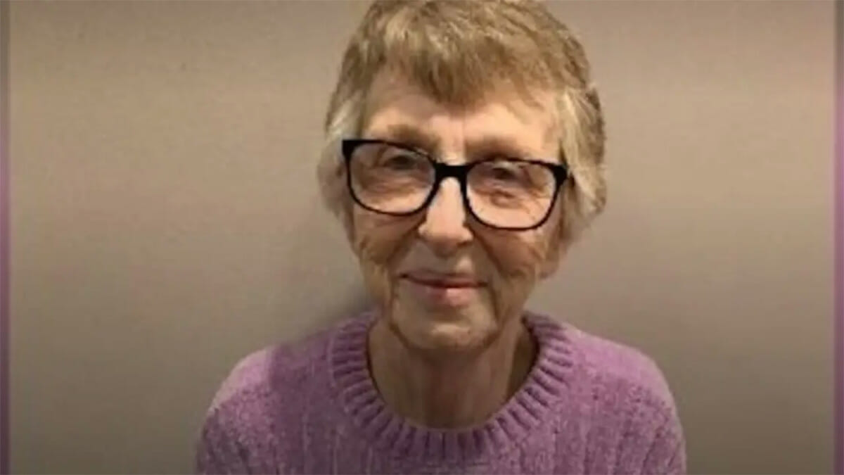 אישה זכתה לכבוד מיוחד אחרי ששימשה אומנה ל 600 ילדים במהלך 50 שנים – העניקה להם בית לא משנה הגיל או מצבם הרפואי