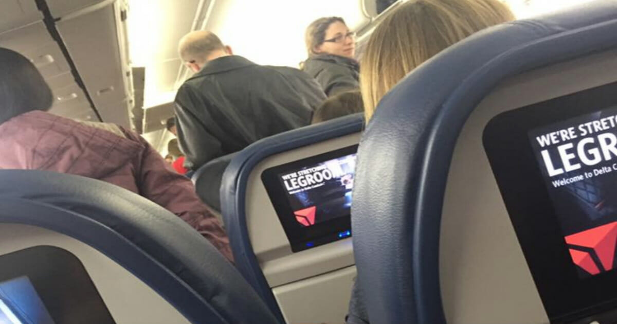 איימו על אמא לתאומים שיורידו אותה מהטיסה, אבל הדיילת ידעה שהיא לא יכולה לסרב למה ששמעה