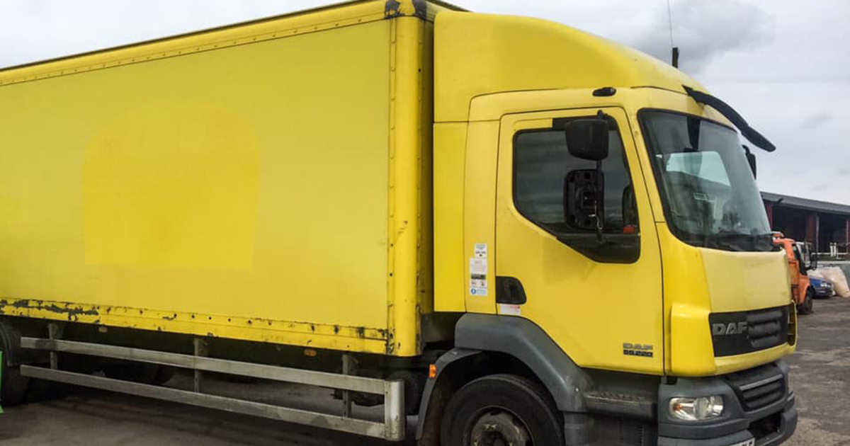 בני זוג קנו משאית ישנה ומלוכלכת שאף אחד לא רצה והפכו אותה לבית החלומות שלהם