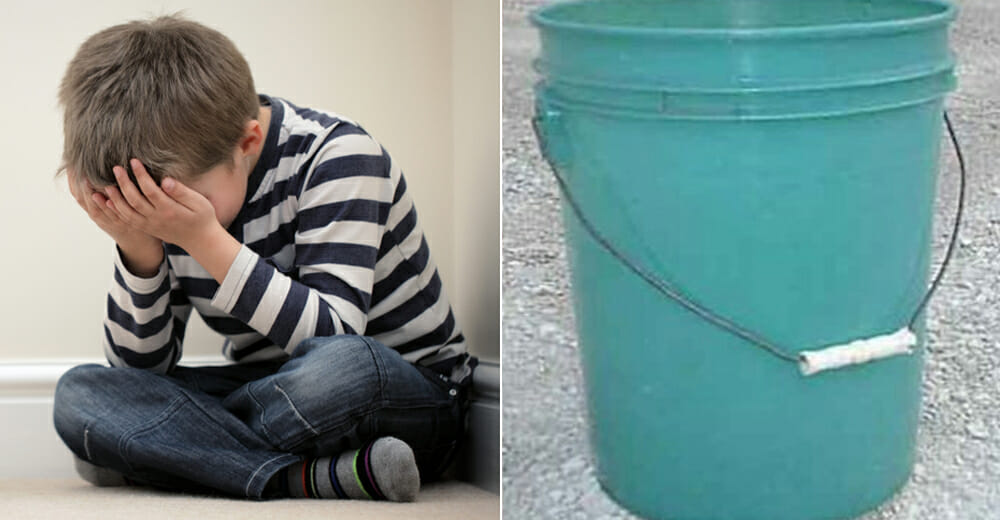 אבא זועם אחרי שגילה שהמורה בבית הספר הכריחה את הבן שלו להכניס את הראש לדלי מלא שתן