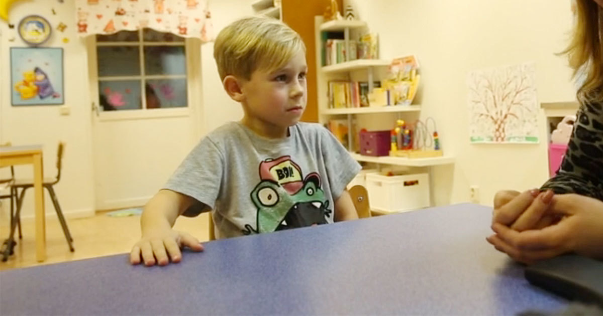 הילדים האחרים אמרו שהוא מתלבש כמו בת. התשובה של הילד בן ה 6? פשוט גאונית.