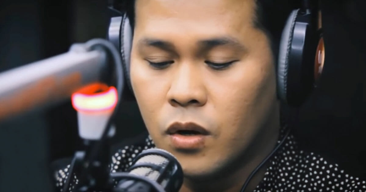 90 שניות אל תוך השיר המפורסם הזה הקול שלו לפתע משתנה – והוא הפך מפורסם בכל העולם בגלל זה