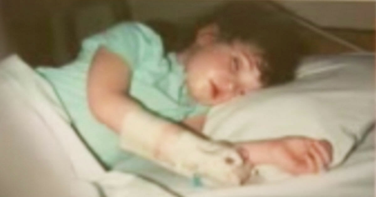 ילדה בת 3 הוכרזה כ'חולה סופנית' – בזמן שהייתה מחוסרת הכרה מלמלה 2 מילים שהקפיאו את כולם במקום