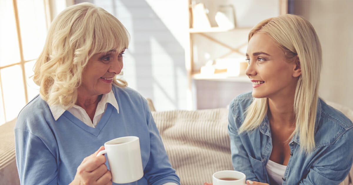 מחקר חדש קובע: ככל שתבלו יותר זמן עם אמא שלכם, כך היא תחייה יותר שנים