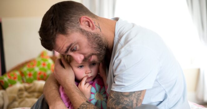 הוא קבר את אישתו לפני 3 שנים, אך לפתע ראה אותה בחופשה עם גבר אחר