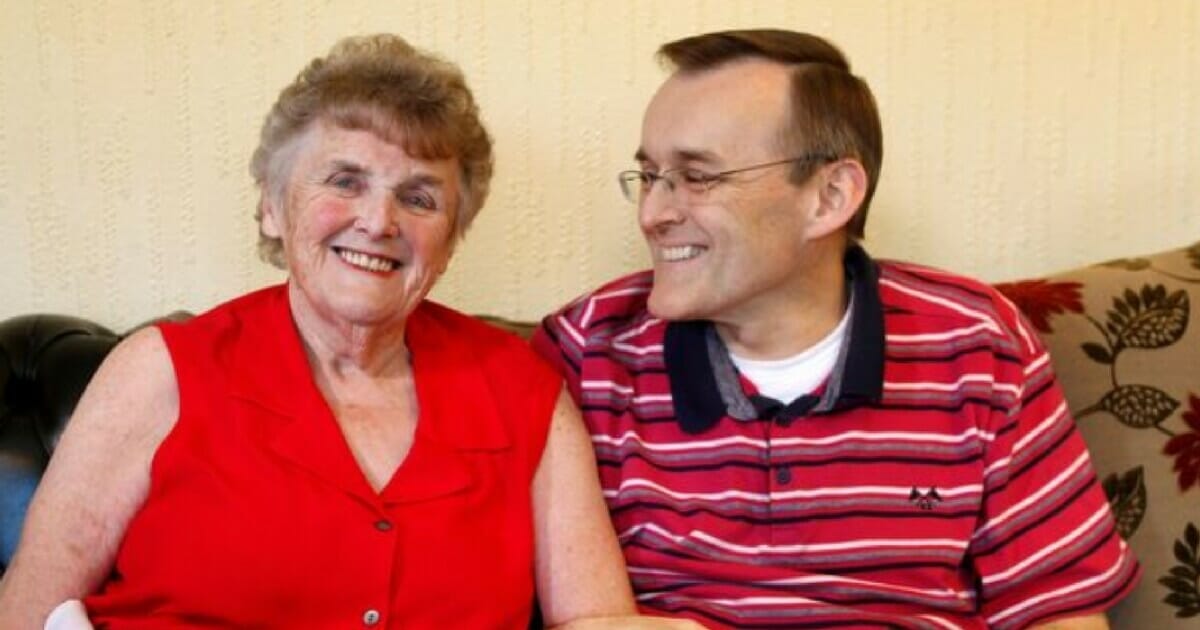 הזיכרון חזר לאמא עם אלצהיימר מתקדם – אחרי שבנה האכיל אותה מדי יום 2 מזונות שכיחים