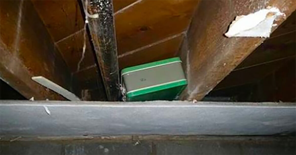 זוג מצא שתי קופסאות אוכל מ 1951 מוחבאות בתקרת המרתף, וחשפו את האוצר הנסתר שלהם