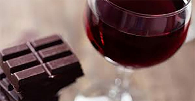 זה הדבר המדהים שיקרה לגוף שלכם אם תאכלו שוקולד מריר ותשתו יין אדום בכל יום!