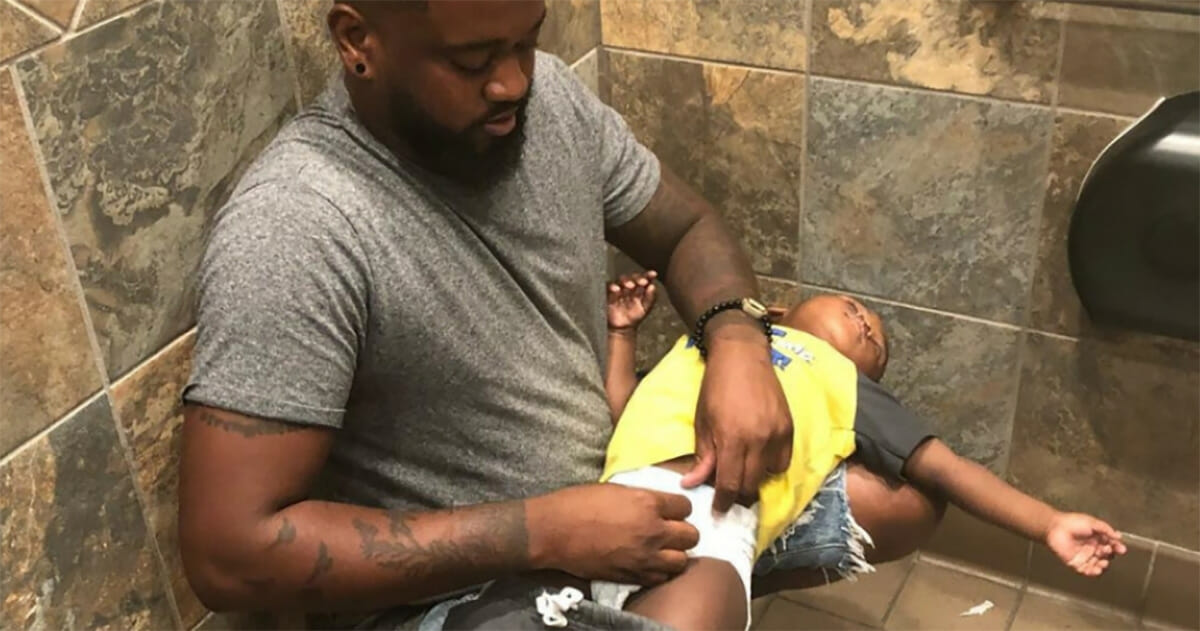 תמונה של אבא והתינוק שלו בשירותים גרמה לאינטרנט לרתוח מזעם, האם אתם רואים למה?