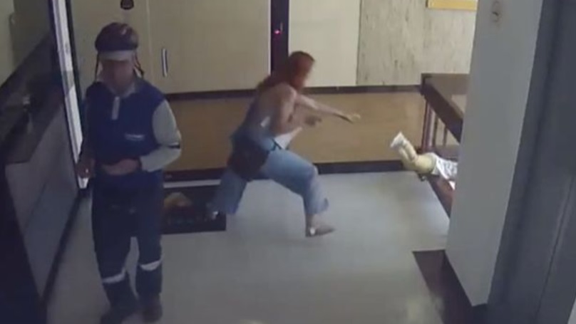 צפו ברפלקסים המדהימים של האמא הזו – הצילה את החיים של הבן שלה אחרי שנפל מהקומה הרביעית