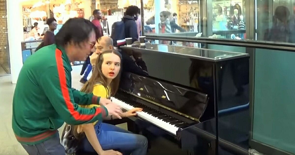 אדם זר לבוש ירוק מפריע לנערה שמנגנת על פסנתר – רק כדי לשלוף טריק שגרם לכל הקהל להתקבץ סביבו