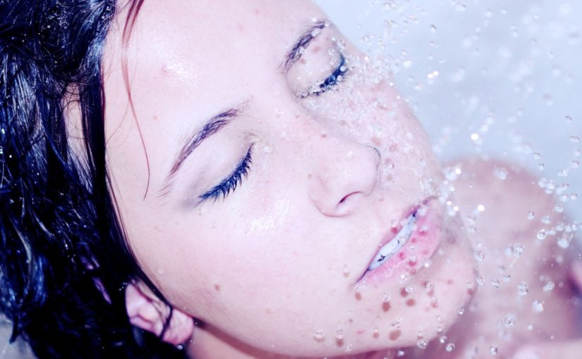 מתקלחים בבוקר או בלילה? אלו היתרונות והחסרונות של כל מקלחת