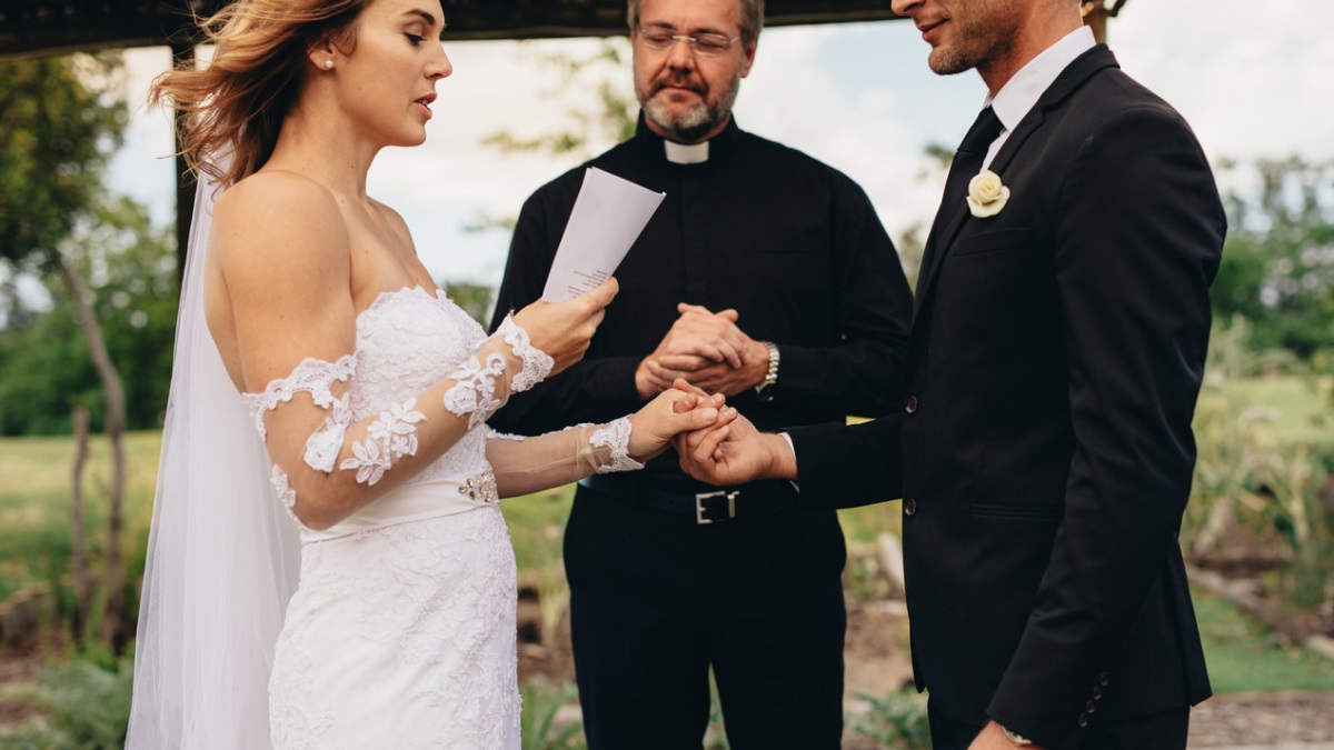 במקום להקריא את הנדרים שלה, הכלה המיועדת הקריאה את הודעות הטקסט של הארוס שבגד בה