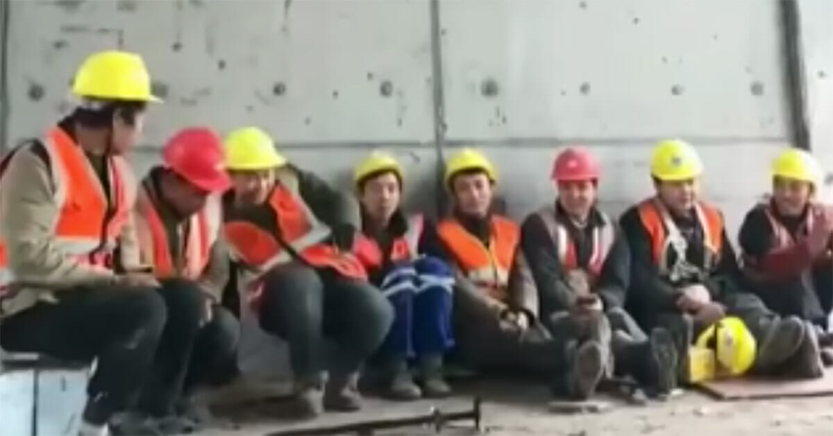 פועלי בניין היו בהפסקה, עכשיו תראו את הפועל האמצעי עושה כותרות בכל העולם