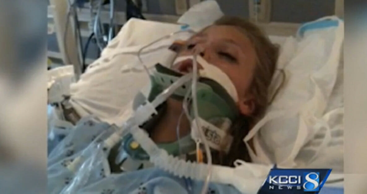 נערה התעוררה לפתע מתרדמת עמוקה רגע לפני שהרופאים עמדו לנתק את מכונת ההנשמה אחרי שחבר משפחה התפלל עבורה