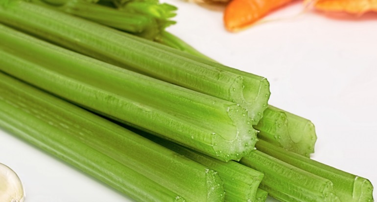 7 סיבות בלתי ייאמנות ומדהימות למדוע עליכם להתחיל לצרוך סלרי בערב