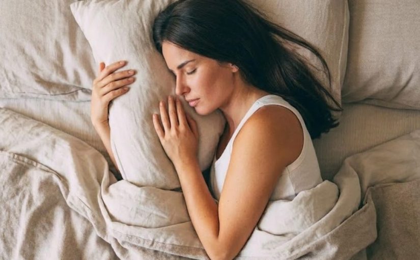 מתעוררים עייפים בבוקר למרות שישנתם טוב בלילה? מומחים חושפים את הסיבה