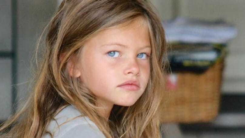 ילדה שכונתה 'הילדה הכי יפה בעולם' שיתפה את תמונת 'אתגר 10 השנים' שלה – והיא שוברת את האינטרנט