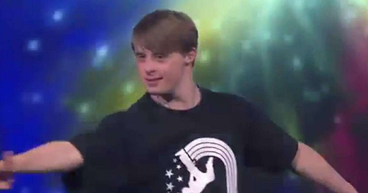 הקהל היה סקפטי כשנער עם תסמונת דאון התכונן לרקוד – עכשיו תראו איך הוא משאיר את השופטים בדמעות