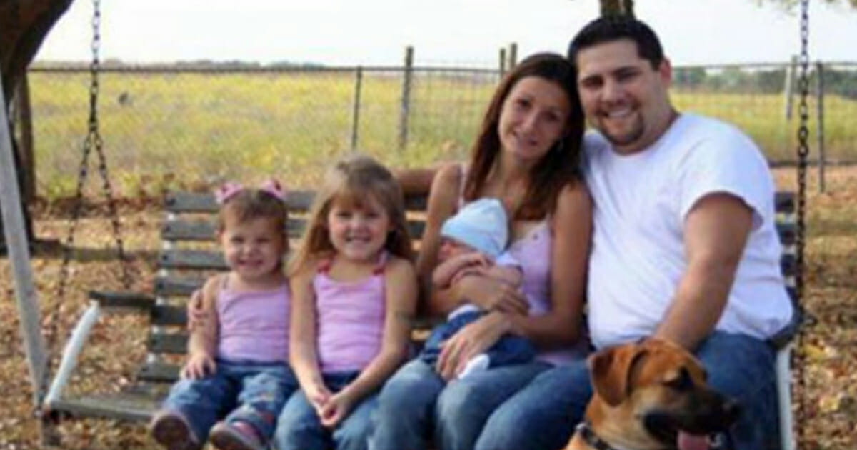 האם אתם יכולים למצוא את הפרט הקריפי בתמונה הזו שמפחידה את כל האינטרנט?